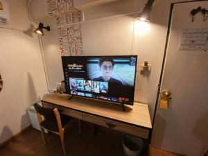 TV a/nebo společenská místnost v ubytování Khaosan Art Hotel - SHA Plus Certified