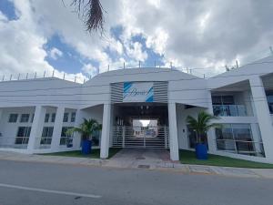 Confortable casa en Cozumel, cerca del mar #10 في كوزوميل: مبنى أبيض كبير وأشجار النخيل أمامه