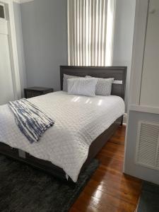 sypialnia z łóżkiem z białą pościelą i poduszkami w obiekcie Historic Cottage 3 mins to the French Qtr. Sleeps 12 w Nowym Orleanie