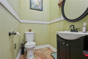 W łazience znajduje się umywalka, toaleta i lustro. w obiekcie Historic Cottage 3 mins to the French Qtr. Sleeps 12 w Nowym Orleanie