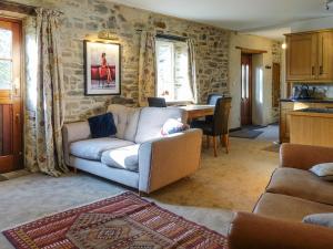 a living room with a couch and a table at Turneys Cottage - Uk42115 in Bodmin