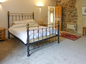 a bedroom with a bed in a room at Turneys Cottage - Uk42115 in Bodmin