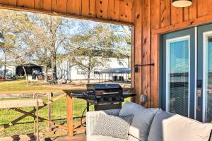 Fotografie z fotogalerie ubytování Steps to Lake Conroe Cozy, New-Build Cabin v destinaci Willis