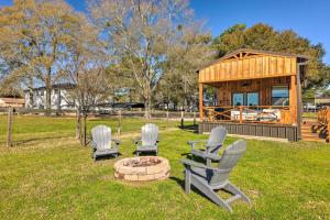 Zahrada ubytování Steps to Lake Conroe Cozy, New-Build Cabin
