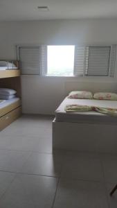 سرير أو أسرّة في غرفة في Studio em Cachoeira Paulista