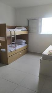 Cette petite chambre dispose de lits superposés et d'une fenêtre. dans l'établissement Studio em Cachoeira Paulista, à Cachoeira Paulista