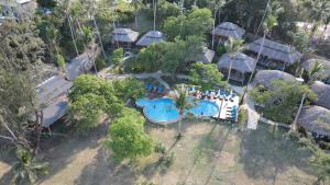 einen Luftblick auf ein Resort mit einem Pool in der Unterkunft Better View Koh Yao Yai in Ko Yao Yai