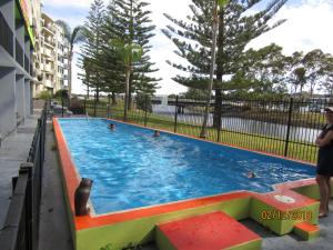 une piscine avec un ours au milieu dans l'établissement Le George Motel, à Port Macquarie