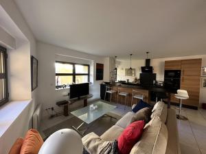 salon z kanapą i kuchnią w obiekcie Appartement T3 avec terrasse, centre Port-Vendres, calme et proche des quais, 6 personnes - FR-1-309-365 w mieście Port-Vendres