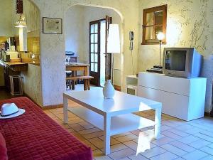Televízia a/alebo spoločenská miestnosť v ubytovaní Maison Méditerranéenne 3 Pièces avec Jardin, Proche Plage – 6 Couchages, BBQ, Garage, Terrasse - FR-1-226B-134