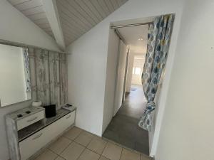 korytarz prowadzący do pokoju z kuchnią i drzwiami w obiekcie Villa spacieuse avec jacuzzi, à 200m de la plage à Capbreton - FR-1-413-209 w mieście Capbreton