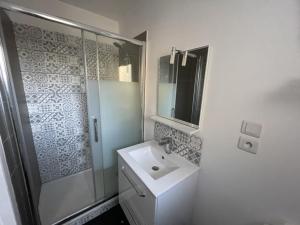 Łazienka w obiekcie Villa spacieuse avec jacuzzi, à 200m de la plage à Capbreton - FR-1-413-209