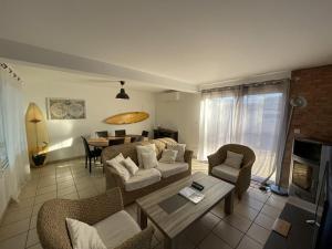 salon z kanapą, krzesłami i stołem w obiekcie Villa spacieuse avec jacuzzi, à 200m de la plage à Capbreton - FR-1-413-209 w mieście Capbreton