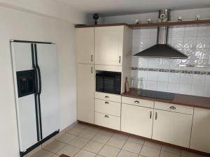Kuchnia lub aneks kuchenny w obiekcie Villa spacieuse avec jacuzzi, à 200m de la plage à Capbreton - FR-1-413-209