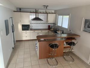 Kuchnia lub aneks kuchenny w obiekcie Villa spacieuse avec jacuzzi, à 200m de la plage à Capbreton - FR-1-413-209