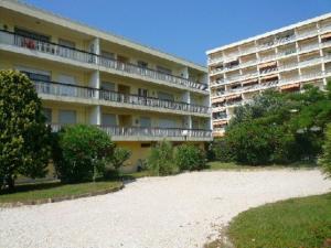 Zdjęcie z galerii obiektu Appartement 2 pièces avec piscine, tennis, pétanque et parking à 2 pas de la plage - Le Lavandou - FR-1-251-457 w mieście Le Lavandou
