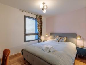 1 dormitorio con 1 cama con 2 toallas en Appartement Les Gets, 3 pièces, 5 personnes - FR-1-623-339, en Les Gets