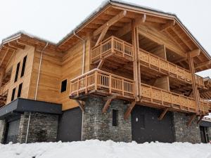 domek z bali z dużym tarasem na górze w obiekcie Les Gets - Moderne appartement, 1.5km du centre, 400m des pistes, terrasse, 2 chambres, WiFi, parking - FR-1-623-339 w mieście Les Gets +7 zdjęć