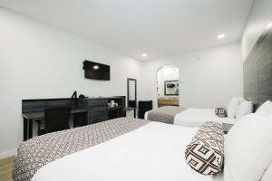 Sapphire Inn & Suites في دير بارك: غرفة فندقية بسريرين ومكتب