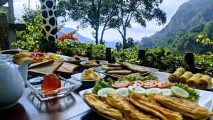 Lavendra Paradise في إيلا: طاولة مليئة بأطباق الطعام على طاولة