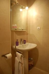 a bathroom with a sink and a mirror at Apartamentos Santa Barbara II in Santa Bárbara