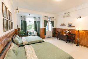 a bedroom with two beds and a desk at THE URBAN CONCEPT in Liên Trì (4)