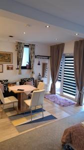 ein Wohnzimmer mit einem Esstisch und Stühlen in der Unterkunft Apartament Lavender in Jelenia Góra