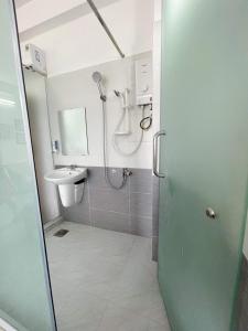 La salle de bains est pourvue d'une douche et d'un lavabo. dans l'établissement THE URBAN CONCEPT, à Liên Trì (4)