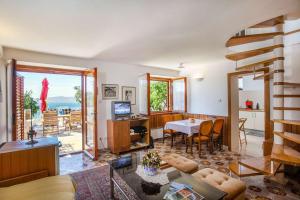 TV a/nebo společenská místnost v ubytování Holiday Home Luma