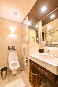 維沙卡帕特南的住宿－Welcomhotel by ITC Hotels, Devee Grand Bay, Visakhapatnam，一间带卫生间、水槽和电话的浴室