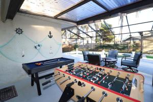 um quarto com uma mesa de bilhar e bolas de pingue-pongue em Luxury Home Pool- Ideal paradise to play & work em Tampa