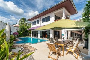 Bazén v ubytování Villa Amaya, 2 Story Tropical Oasis with Green Hills View & Pool, Kamala Beach nebo v jeho okolí
