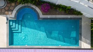 Bazén v ubytování Villa Amaya, 2 Story Tropical Oasis with Green Hills View & Pool, Kamala Beach nebo v jeho okolí