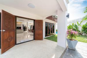 Zahrada ubytování Villa Amaya, 2 Story Tropical Oasis with Green Hills View & Pool, Kamala Beach