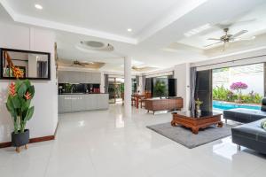 Лобби или стойка регистрации в Villa Amaya, 2 Story Tropical Oasis with Green Hills View & Pool, Kamala Beach