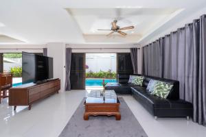 Bazén v ubytování Villa Amaya, 2 Story Tropical Oasis with Green Hills View & Pool, Kamala Beach nebo v jeho okolí