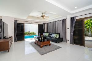 Posezení v ubytování Villa Amaya, 2 Story Tropical Oasis with Green Hills View & Pool, Kamala Beach