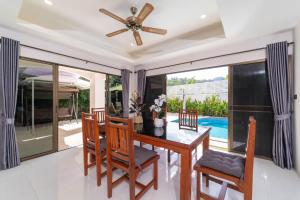 Bazén v ubytování Villa Amaya, 2 Story Tropical Oasis with Green Hills View & Pool, Kamala Beach nebo v jeho okolí