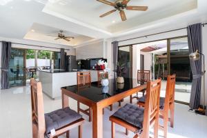 Fotografie z fotogalerie ubytování Villa Amaya, 2 Story Tropical Oasis with Green Hills View & Pool, Kamala Beach v destinaci Kamala pláž