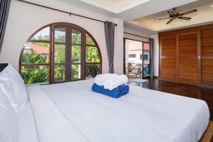 Postel nebo postele na pokoji v ubytování Villa Amaya, 2 Story Tropical Oasis with Green Hills View & Pool, Kamala Beach