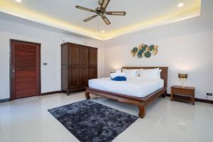 Postel nebo postele na pokoji v ubytování Villa Amaya, 2 Story Tropical Oasis with Green Hills View & Pool, Kamala Beach
