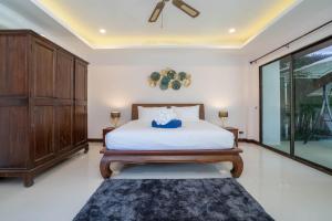 Postel nebo postele na pokoji v ubytování Villa Amaya, 2 Story Tropical Oasis with Green Hills View & Pool, Kamala Beach