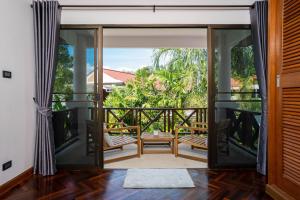 Balkón nebo terasa v ubytování Villa Amaya, 2 Story Tropical Oasis with Green Hills View & Pool, Kamala Beach