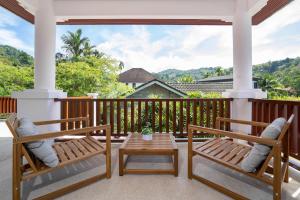 Balkón nebo terasa v ubytování Villa Amaya, 2 Story Tropical Oasis with Green Hills View & Pool, Kamala Beach