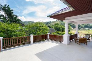Balkón nebo terasa v ubytování Villa Amaya, 2 Story Tropical Oasis with Green Hills View & Pool, Kamala Beach