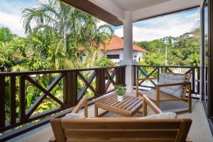 Balkón nebo terasa v ubytování Villa Amaya, 2 Story Tropical Oasis with Green Hills View & Pool, Kamala Beach