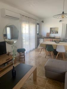 Una sala de estar con un sofá y un comedor. en Villa 18, en Narbona