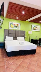 Кровать или кровати в номере Gosford Inn Motel