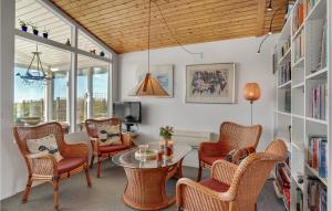 uma sala de estar com cadeiras, uma mesa e uma televisão em Amazing Home In Mesinge With Kitchen em Mesinge