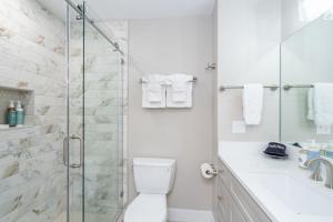 un bagno con doccia, WC e lavandino di Perfect Location! King Bed, Full Kitchen, Walk to Gondola condo a Telluride